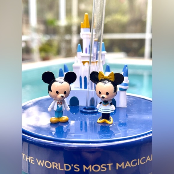 WDW 50th Anniversary collection.Mickey & Minnie Mouse w/ castle on tumbler’s lid - Picture 6 of 12